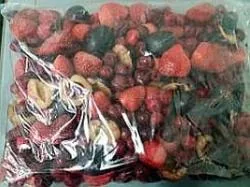KOMPOTA ASORTI (ĶIRŠI, ZEMENES, PLŪMES), 2.5KG